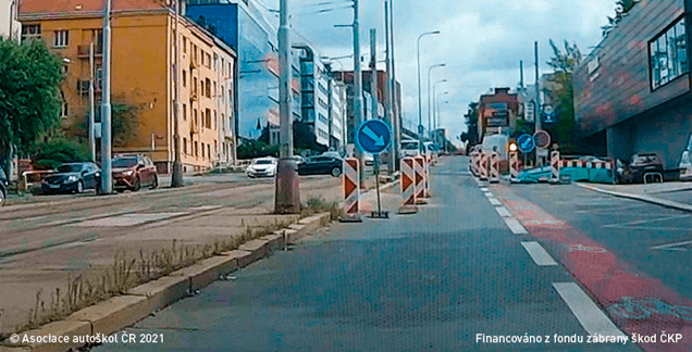 Řidič vozidla z výhledu při objíždění označené překážky v provozu:
