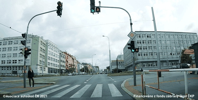 Signál žlutého světla ve tvaru chodce pro řidiče vozidla z výhledu znamená, že: