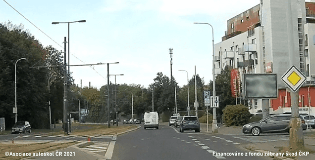 Smí se řidič vozidla z výhledu otočit do protisměru přes tramvajový pás?