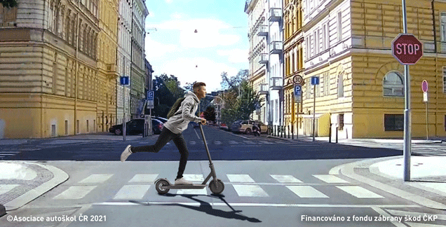 Může "osoba starší 10 let jedoucí na koloběžce" přejíždět přes přechod pro chodce: