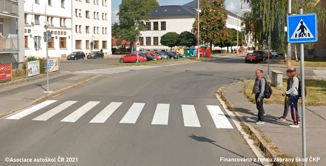 Jak se zachová řidič vozidla přijíždějící k přechodu pro chodce, kde osoby zjevně hodlají přecházet pozemní komunikaci?