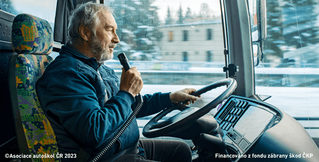 Řidič autobusu za jízdy: