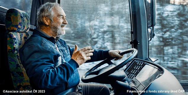 Řidič autobusu (vozidla hromadné dopravy osob) nesmí: