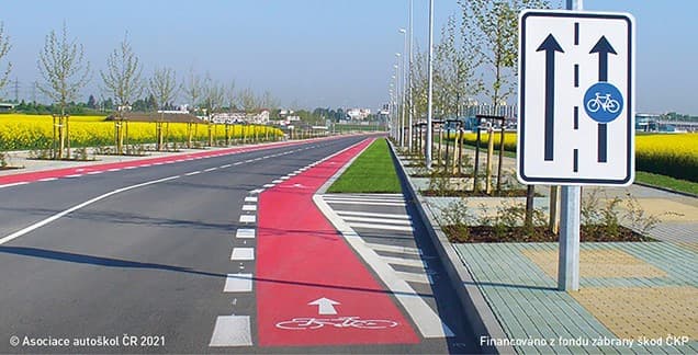 Pokud bude řidič motorového vozidla z výhledu ve vyobrazené dopravní situaci v obci míjet cyklistu ve vyhrazeném jízdním pruhu, pak: