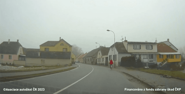 Smí řidič motorového vozidla z výhledu ve vyobrazené dopravní situaci předjet cyklistu?