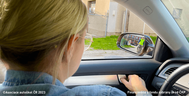 Jak může řidič snížit riziko střetu s projíždějícím cyklistou při vystupovaní z vozidla?