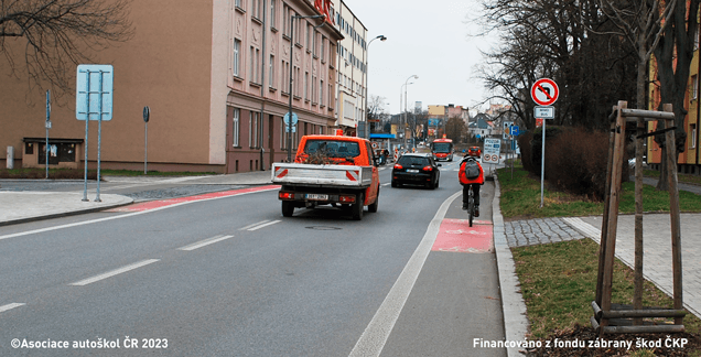 Je řidič motorového vozidla povinen dodržet bezpečný boční odstup (1,5 m resp.1m) při míjení cyklisty, který se pohybuje stejným směrem ve vyhrazeném jízdním pruhu?