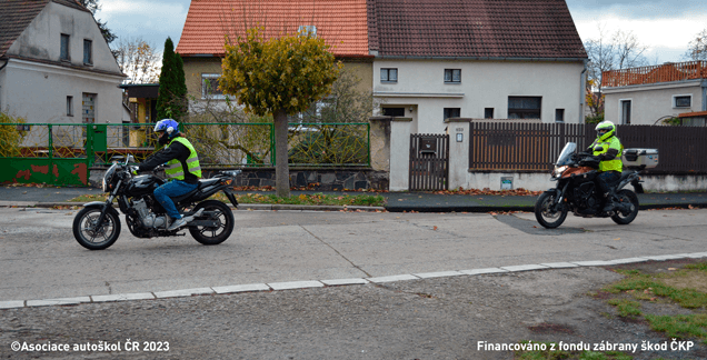 Můžete od řidiče motocyklu s označením “L” (žák autoškoly), který je v dalším vozidle doprovázen učitelem, očekávat, že se při řízení dopustí nějaké chyby, například nedání přednosti v jízdě?