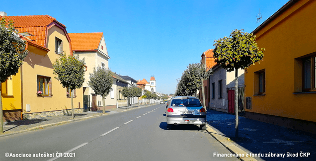Jak se zachovám jako řidič motocyklu z výhledu, pokud jedu při pravém okraji vozovky: