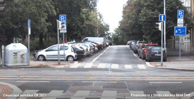 Může řidič jedoucí v přímém směru pokračovat za křižovatkou rychlostí 35 km/h?