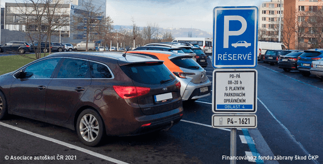 Smí řidič motorového vozidla, který není držitelem platného parkovacího oprávnění pro danou oblast, zaparkovat za touto dopravní značkou v sobotu v poledne?
