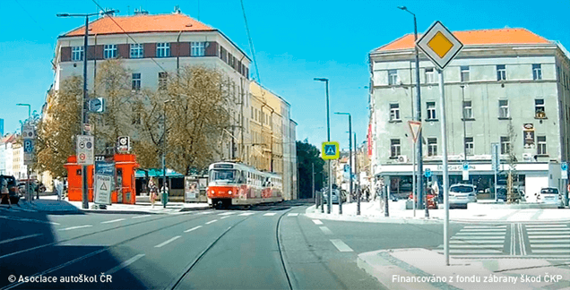 Řidič vozidla z výhledu hodlá odbočit vlevo. V jakém pořadí projedou vozidla touto křižovatkou?