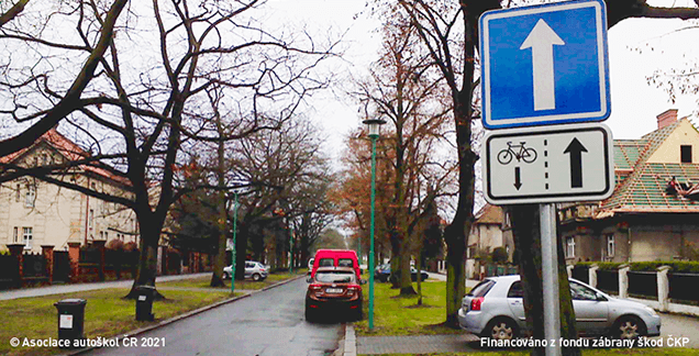 Za vyobrazenou dopravní značkou se můžete jako řidič motorového vozidla setkat