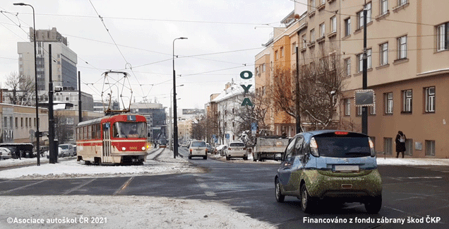 Na vyobrazené dopravní situaci řidič osobního automobilu jedoucí v přímém směru: