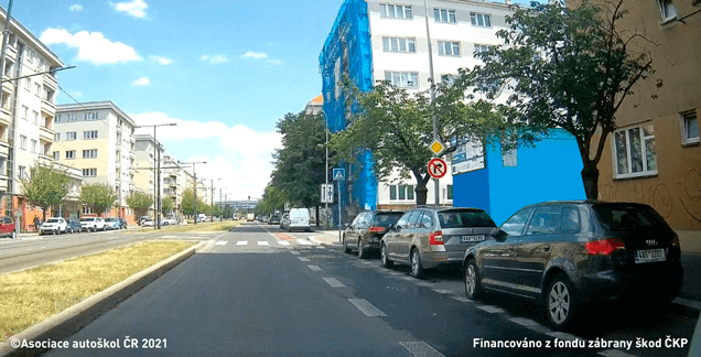Řidič vozidla z výhledu na vyobrazené křižovatce může: