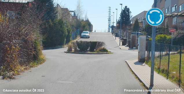 Řidič vozidla z výhledu ve vyobrazené křižovatce s kruhovým objezdem: