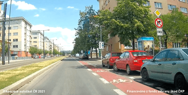 Řidič motocyklu na nejbližší křižovatce: