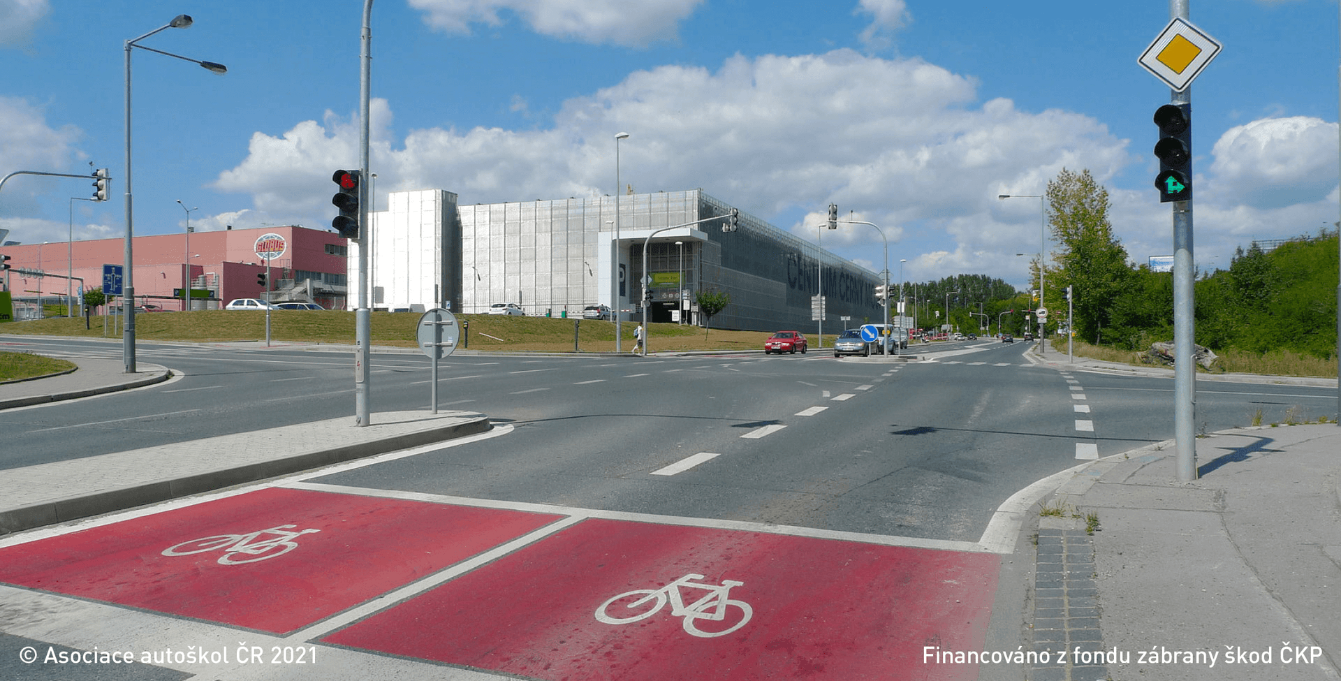 Může se motocyklista zařadit před světelnou křižovatkou do prostoru vyznačeného vodorovnou dopravní značkou?
